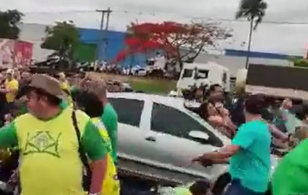 Conductor atropelló en auto a bolsonaristas que cortaban ruta en protesta por elecciones