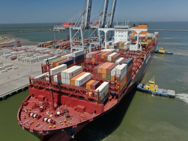 El Puerto de Montevideo recibe su primer barco de más de 13.000 contenedores