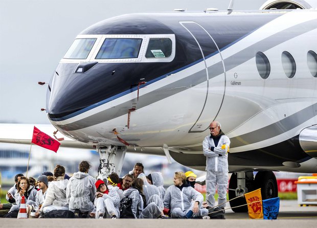 Activistas climáticos ocuparon una plataforma de jets privados en Ámsterdam; hay detenidos