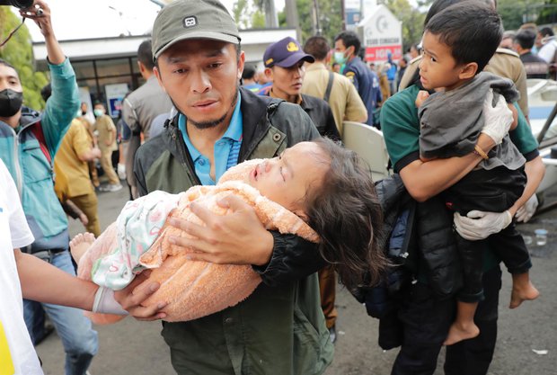 Al menos 56 muertos y cientos de heridos en un terremoto en Indonesia