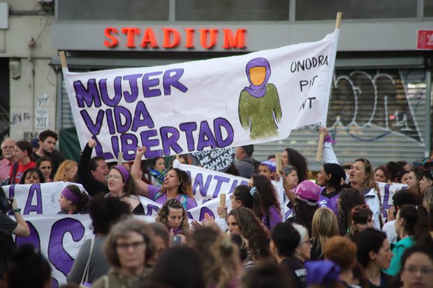 Día de Eliminación de la Violencia contra la Mujer: marchas tiñeron de violeta 18 de Julio