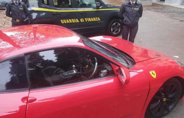 Emprendedor frustrado: se hizo una Ferrari “casera” y le quedó tan bien que lo arrestaron