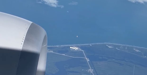 Video: Avión voló sobre Cabo Cañaveral cuando un cohete de Space X despegaba
