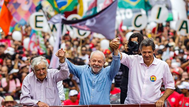 Escribe Charles Carrera