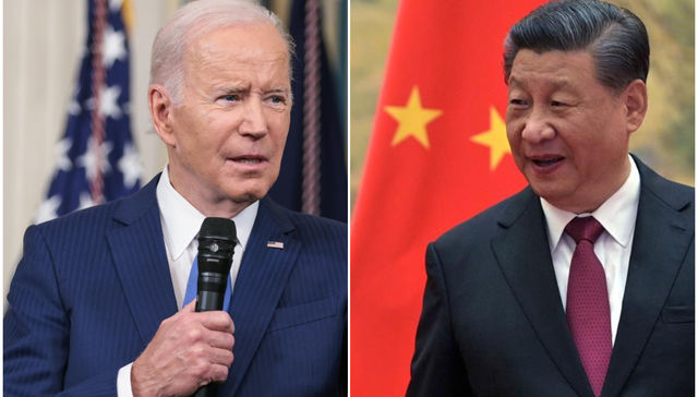 Kissinger mira atento