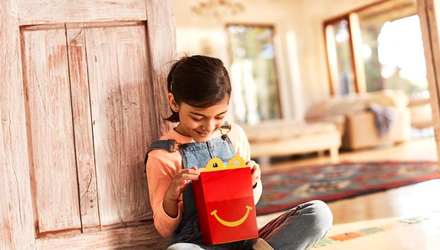 Hamburguesa y libro en mano