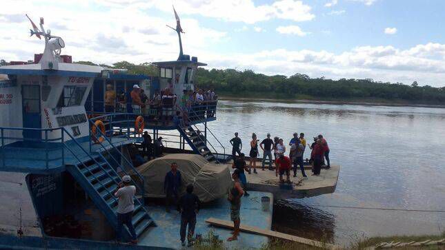 Liberan a pasajeros de embarcación retenidos por indios tras derrame de crudo en Perú