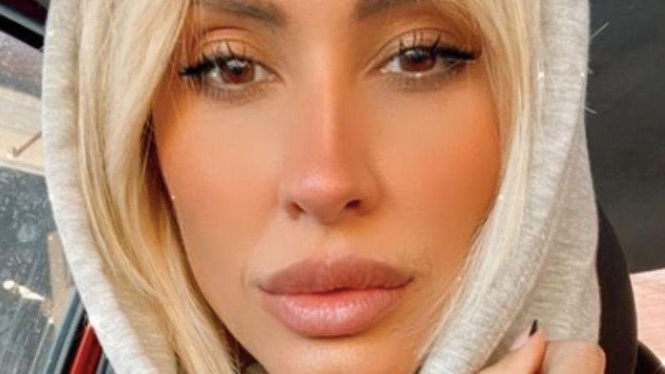 Giannina Silva le puso onda al día lluvioso: microbikini animal print frente al espejo