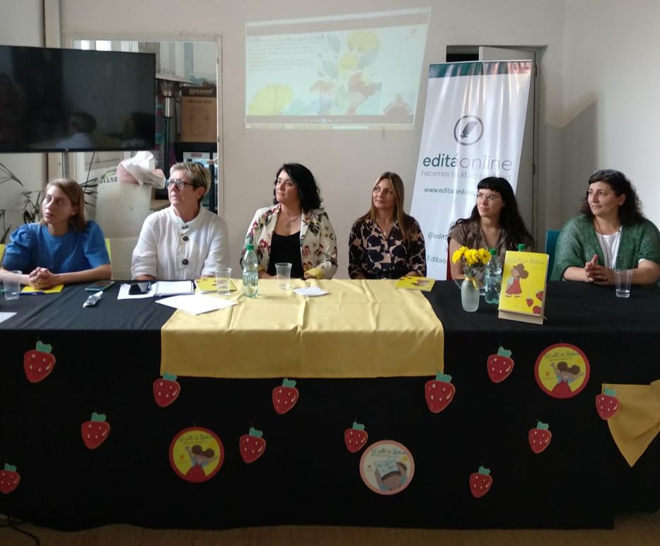 Lucía Germano, directora de letras de la Intendencia de Montevideo; Lilián Abracinskas, de la MYSU; Mariana Colombo, la autora; Virginia Mórtola, editora en editáonline; Aiara Camacho, ilustradora del libro; y Andrea Tuana, de la ONG El Paso.