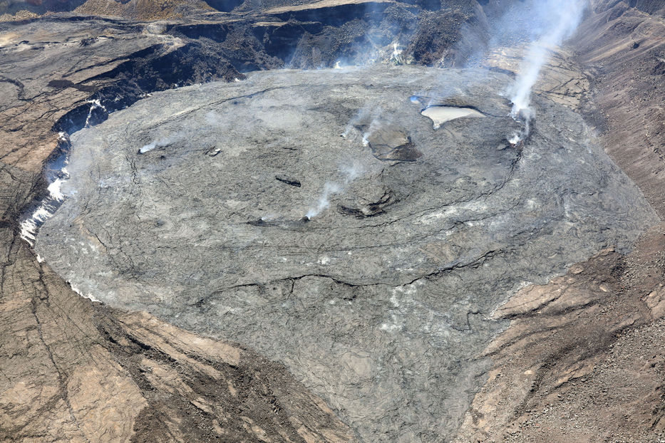 Vista aérea del suelo del cráter Halema'uma'u en la cumbre del volcán / EFE