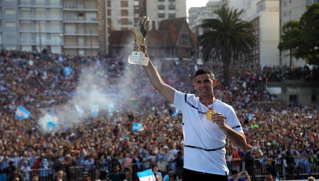 Con su sello y su gente