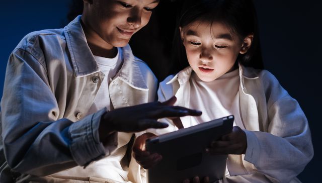 La luz fría de las pantallas