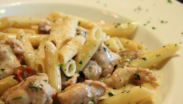 Pasta al pesto con pollo