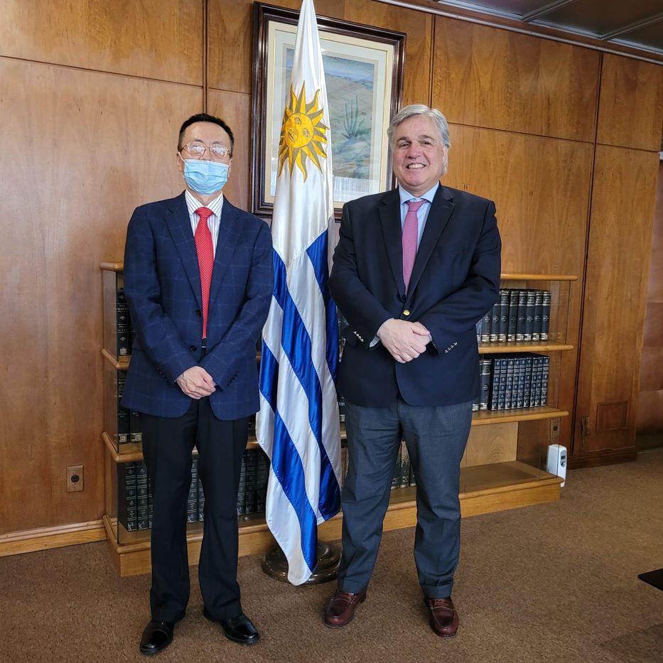 Francisco Bustillo y Wang Gang, embajador de China en Uruguay. Foto: Cancillería
