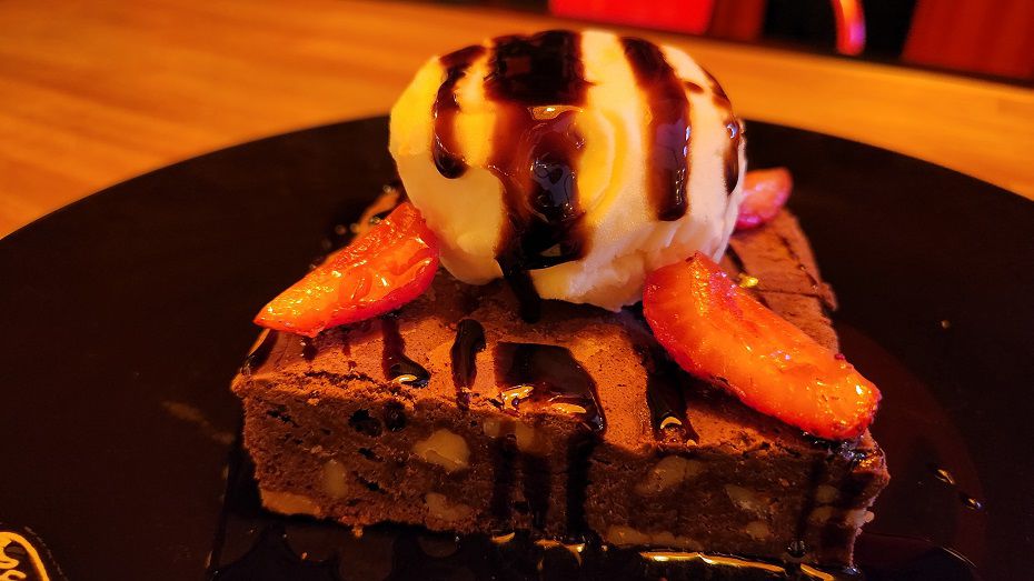El brownie tibio con helado de crema es el recomendado por el chef Carlos Silva