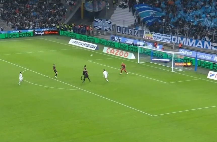 Dos cabezazos en el área...