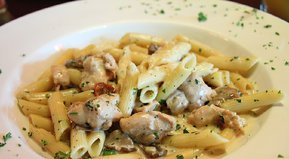 Pollo con pasta y salsa de pesto