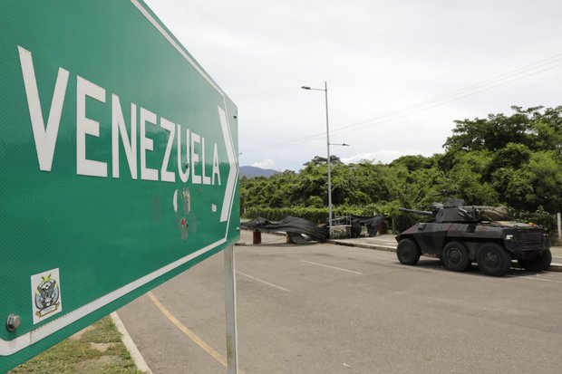 Venezuela y Colombia abren su frontera al paso de vehículos