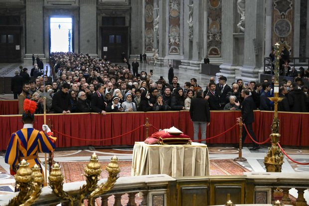 Una multitud silenciosa se concentra en el Vaticano para despedir al papa emérito