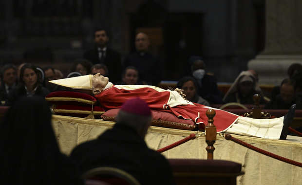 Hasta 65.000 fieles desfilan para despedir a Benedicto XVI en la basílica de San Pedro