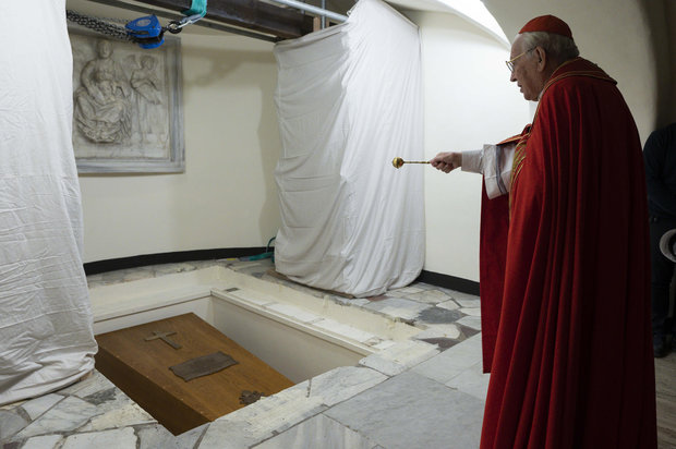 El papa emérito Benedicto XVI ya reposa en la cripta vaticana de la Basílica de San Pedro