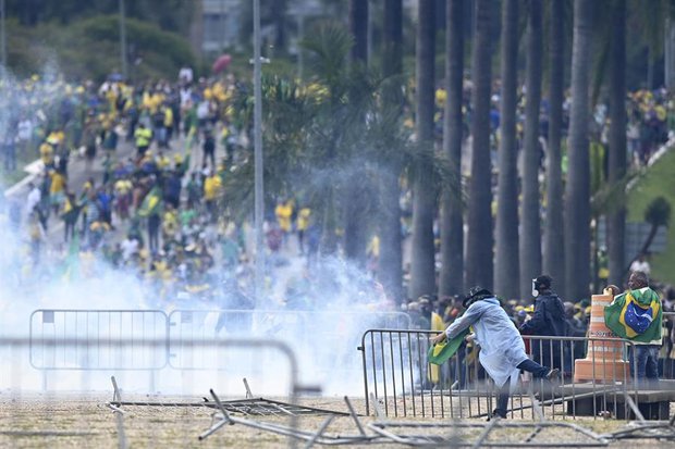 Gobierno y oposición unifican voces en rechazo a la invasión de bolsonaristas en Brasilia