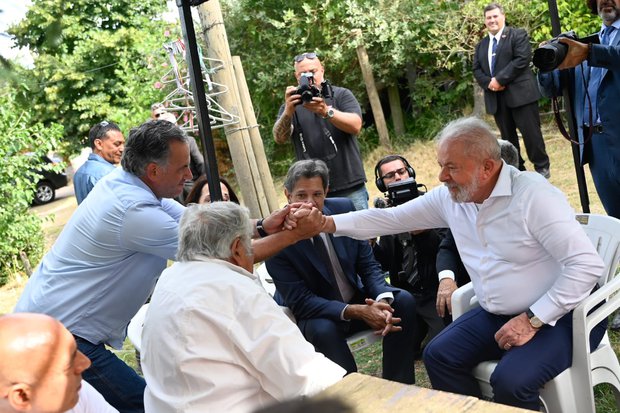Mujica recibe a Lula; el expresidente llamó a Orsi para invitarlo a mateada en la chacra