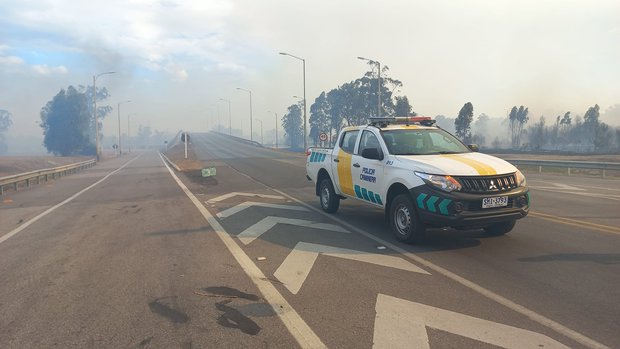 Incendio en La Floresta obliga a Caminera a desviar tránsito en la Ruta Interbalneria