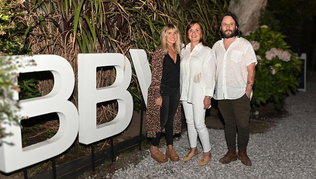 La música suena fuerte en el Este