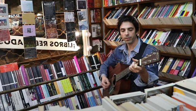 Músicos y anaqueles