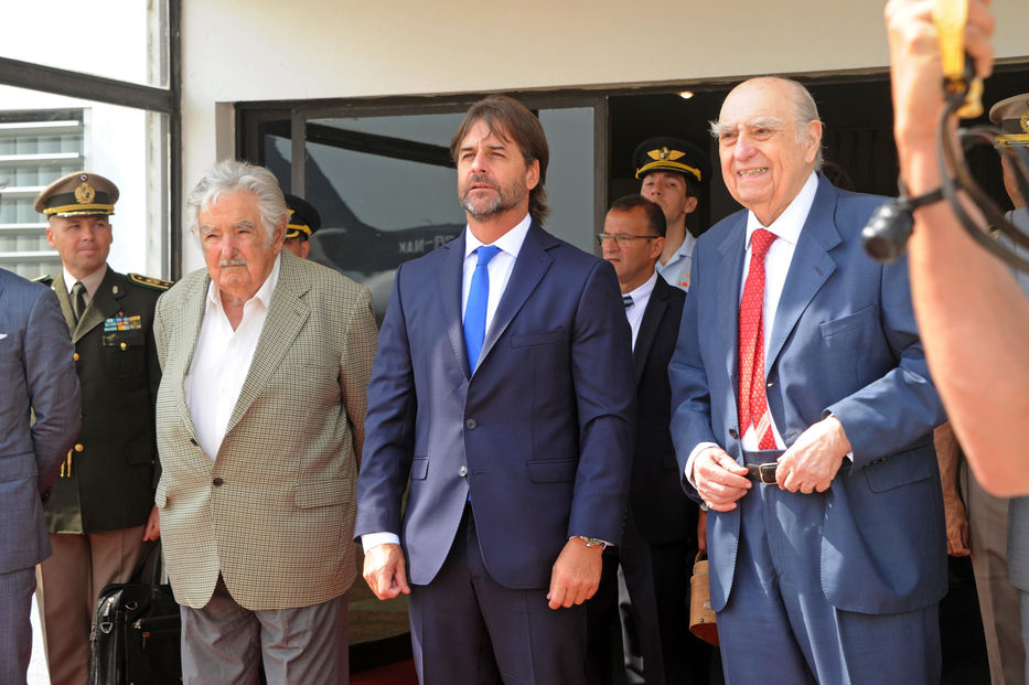José Mujica, Luis Lacalle Pou y Julio María Sanguinetti antes de embarcara rumbo a Brasilia - Foto: EFE/ Walter Paciello Presidencia De Uruguay