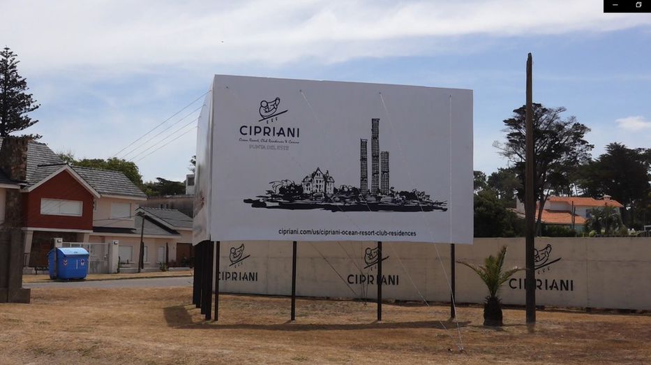 Cartelería instalada en enero de 2023 por el Grupo Cipriani. Foto: Celso Cuadro / Montevideo Portal