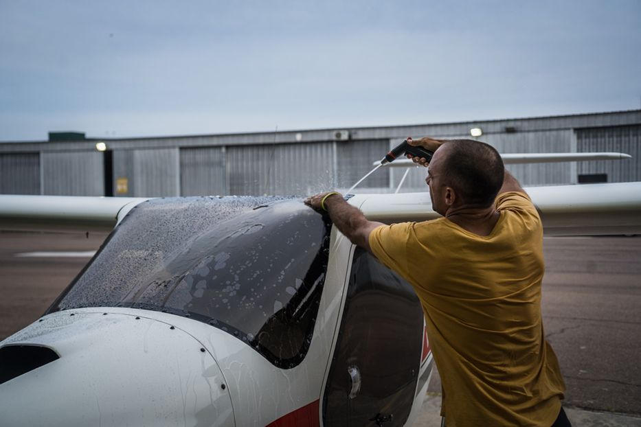 Pedro lava su avión luego de aterrizar su tercer
y último vuelo del día. Foto: Sebastián Astorga / Montevideo Portal