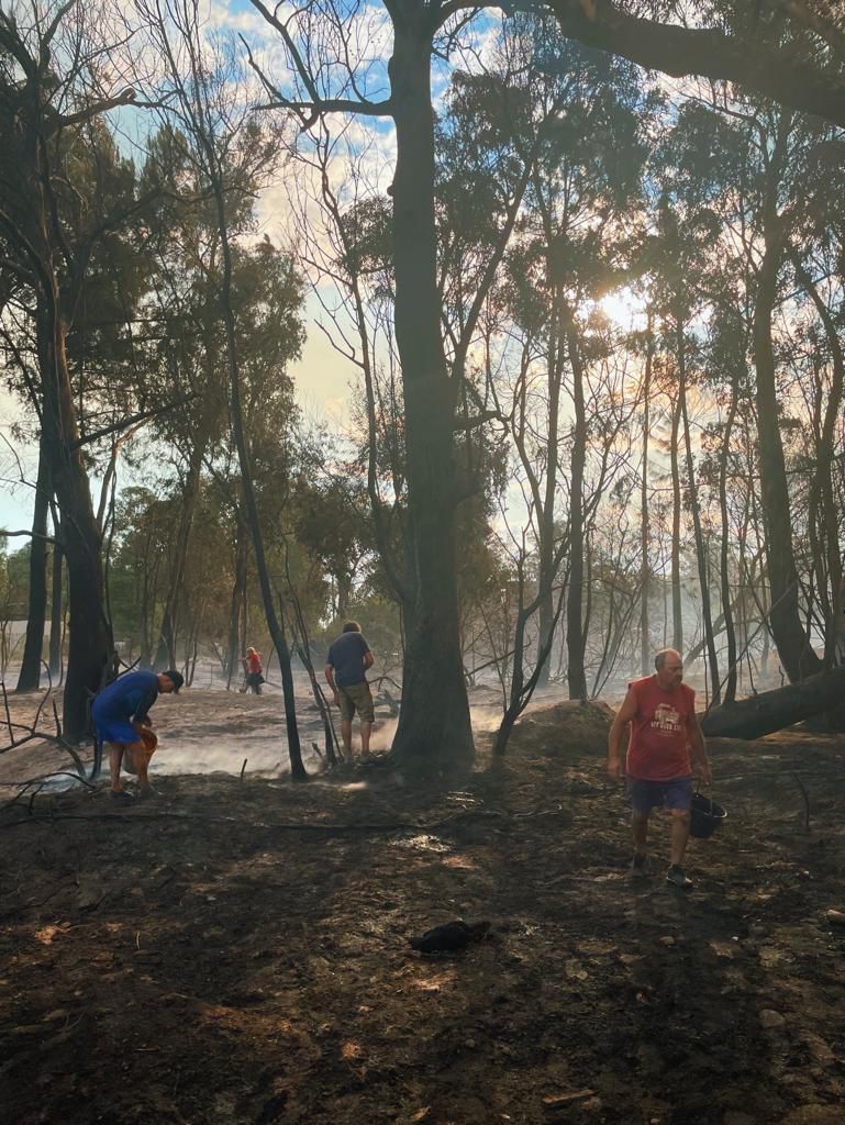 Vecinos intentan mitigar incendios en Canelones, este 26 de enero de 2023. Foto: cedida a Montevideo Portal