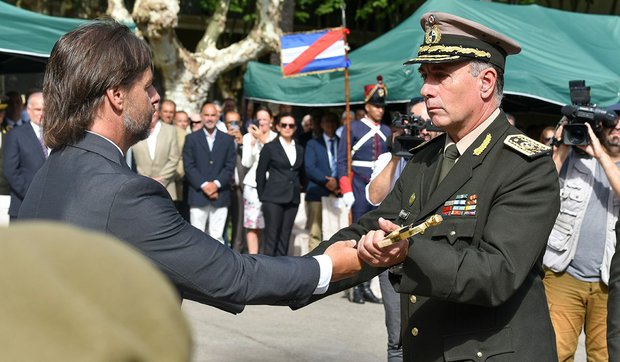 El presidente, Luis Lacalle Pou, y el nuevo comandante en jefe del Ejército, Mario Stevenazzi. Foto: Ejército del Uruguay