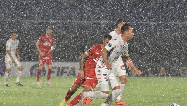 De atrás y en la hora