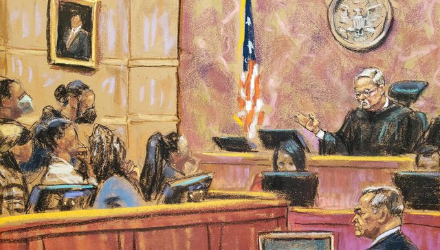 A los dos lados del mostrador