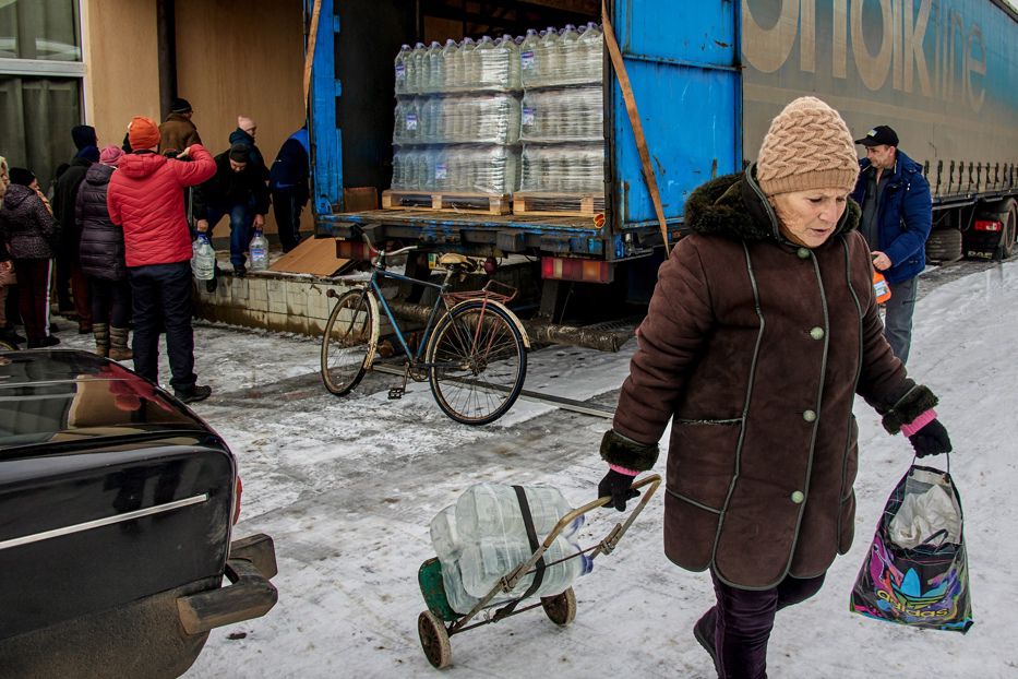 La ayuda de agua se entrega a los residentes de Oleksandro-Kalynove, cerca de Donetsk, en el este de Ucrania, el 3 de febrero de 2023. Foto: Sergey Kozlov / EFE/EPA
