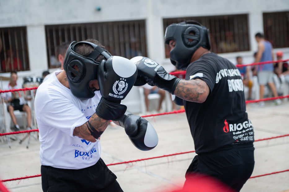 Alexis Tardagui pelea con Jonathan de los Santos. Foto: Javier Noceti / Montevideo Portal