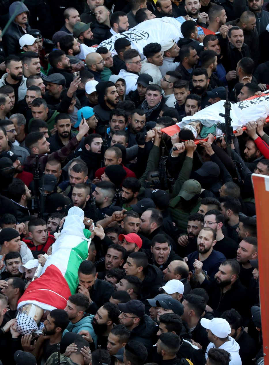 Los dolientes llevan los restos de 3 hombres que fueron asesinados durante una operación israelí en la ciudad de Naplusa, en Cisjordania, el 22 de febrero de 2023. Foto: Alaa Badarneh / EFE/EPA
