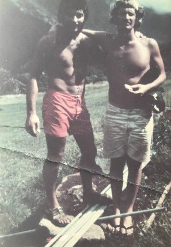 Carlos Pardeiro y Ariel González Testen en el valle Wainiha, Kauai (1970). Foto: archivo personal de Ariel González Testen