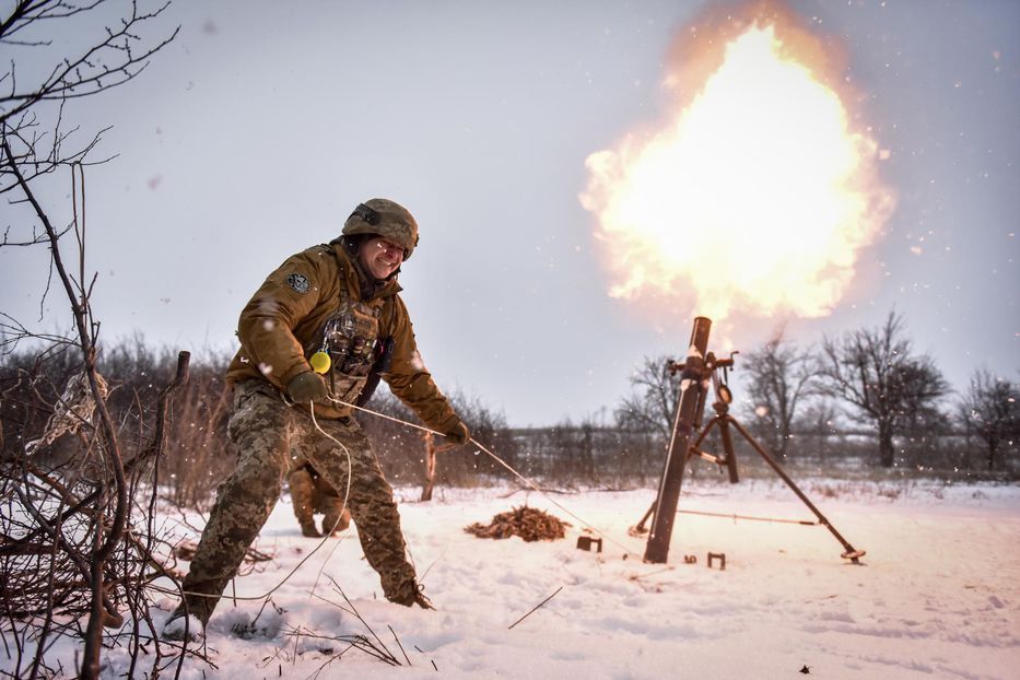Un militar ucraniano disparando un mortero contra posiciones rusas en la región de Donetsk, el 17 de febrero de 2023. Foto: Oleg Petrasyuk / EFE/EPA