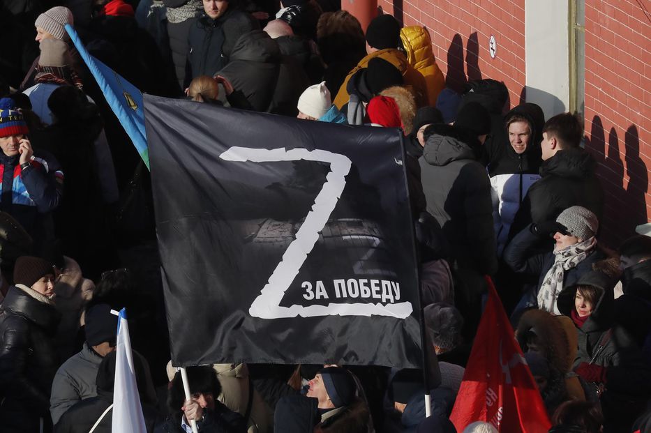 Bandera con el símbolo Z y la leyenda “Por la victoria” durante el mitin del Día de los Defensores de la Patria rusa, el 22 de febrero de 2023. Foto: Anatoly Maltsev / EFE/EPA