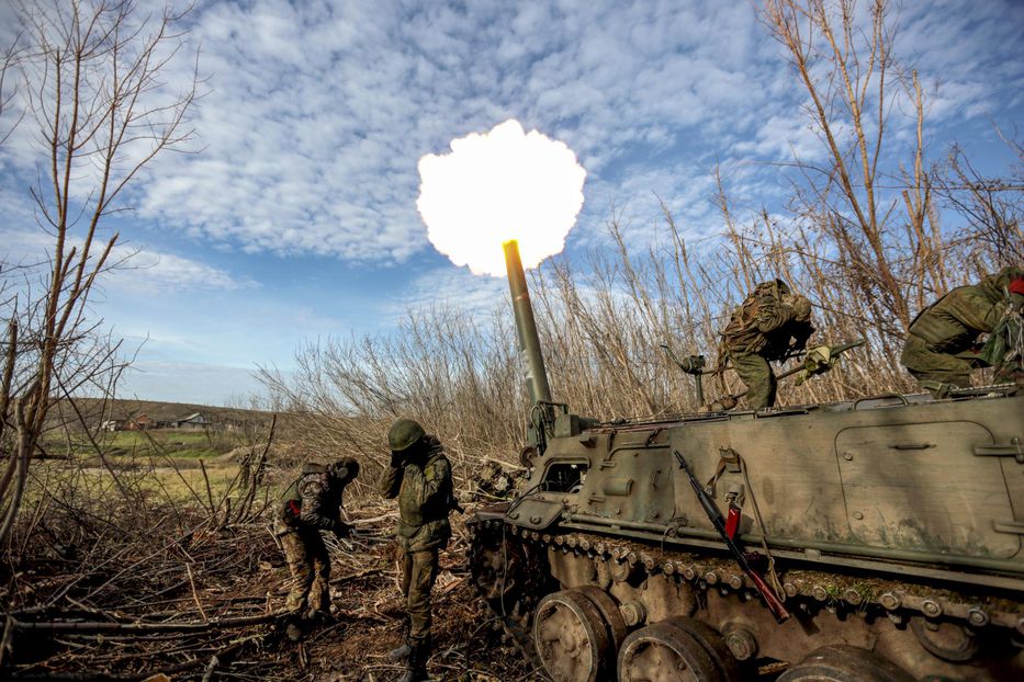 Fuerzas de la autoproclamada República Popular de Donetsk disparando un mortero en las inmediaciones de Bajmut, uno de los epicentros del combate actual, diciembre de 2022. Foto: Alessandro Guerra / EFE/EPA
