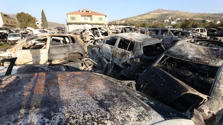 Un edificio dañado y automóviles quemados después de un ataque a tiros el día anterior en el que murieron dos israelíes, cerca de la ciudad cisjordana de Naplusa, el 27 de febrero de 2023. Foto: Alaa Badarneh / EFE, EPA
