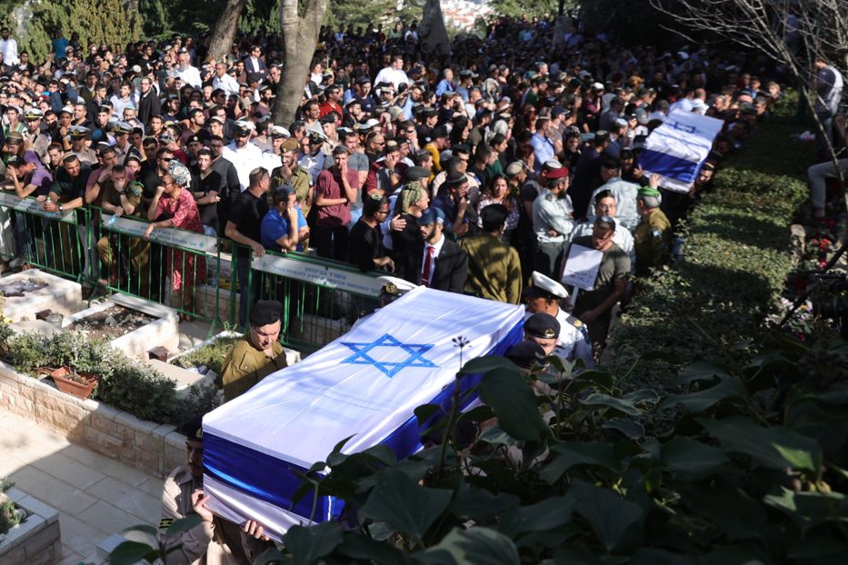 Soldados israelíes llevan los ataúdes durante el funeral de dos hermanos israelíes, Hillel y Yagel Yaniv, en el cementerio militar del Monte Herzl en Jerusalén, el 27 de febrero de 2023. Foto: Abir Sultan / EFE, EPA