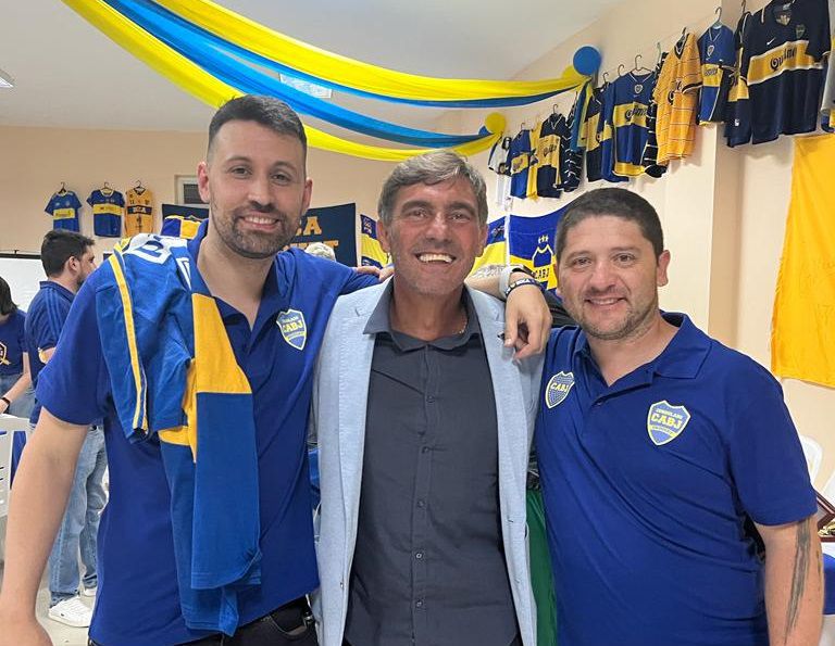 El Manteca Martínez junto a los fundadores del Consulado. Foto: Consulado Boca Juniors Uruguay