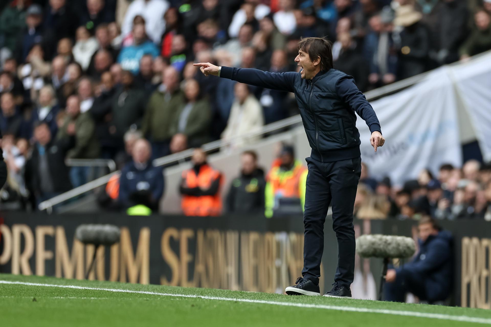 The manager of Tottenham, Antonio Conte, labeled his team as “selfish” and reprimanded the owner.