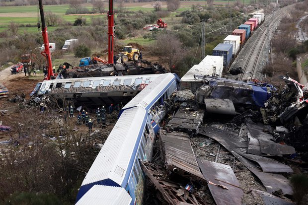 Al menos 36 muertos en choque frontal de trenes en Grecia