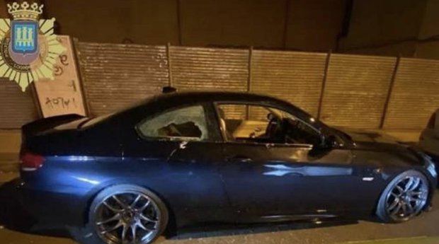Padre reventó con un pico el coche de su hijo de 32 años para evitar que condujera ebrio